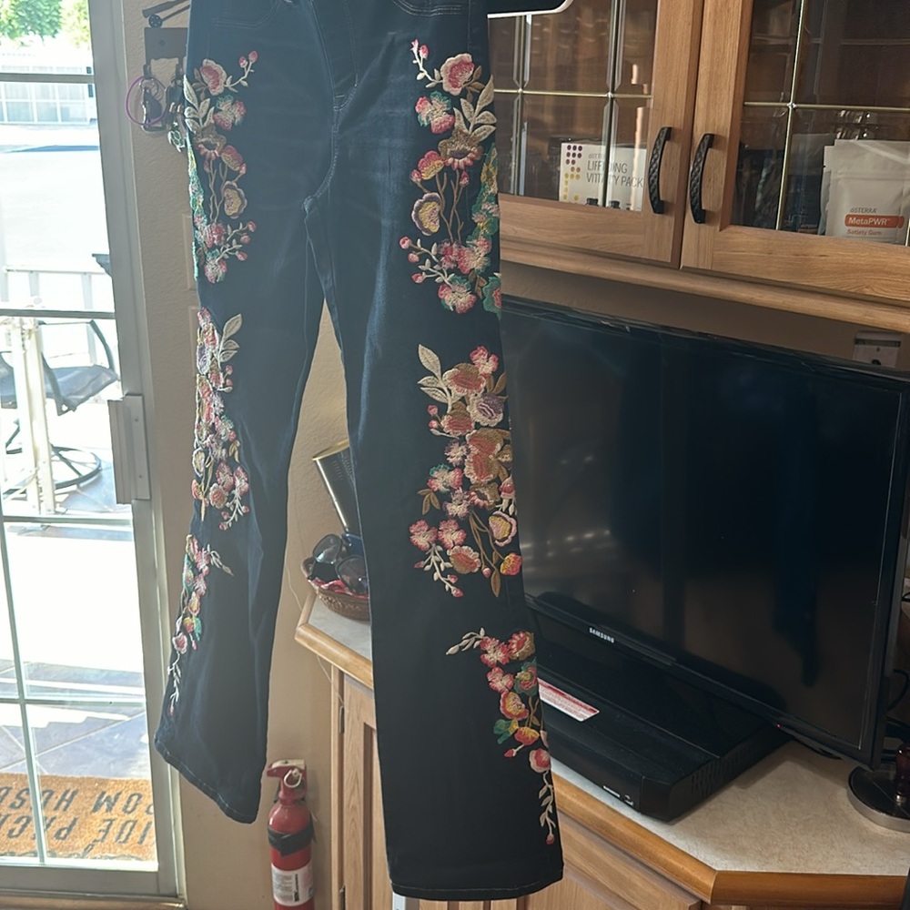 - Laurie Felt Los Angeles Jeans - Picture 3 of 8